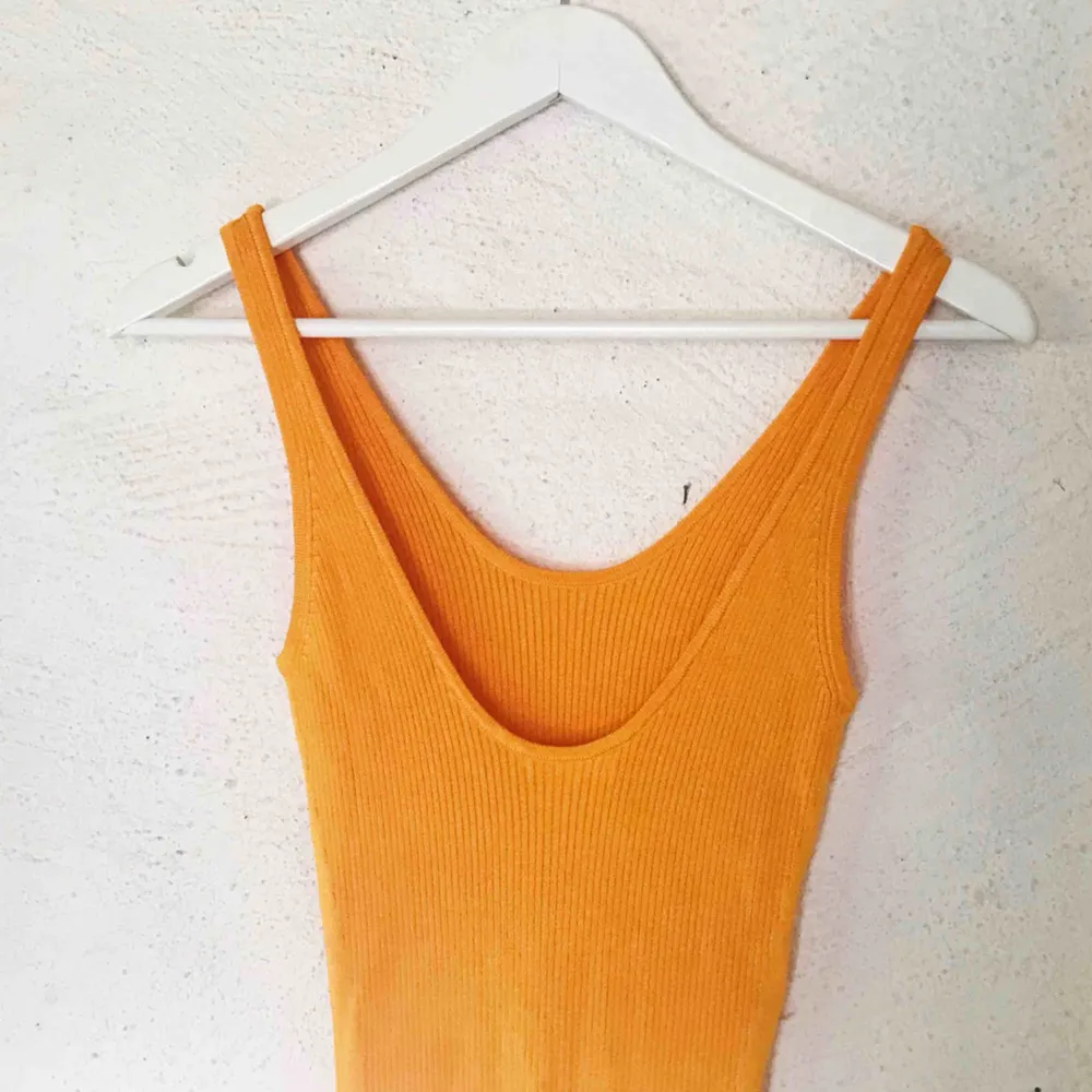 Superfin ribbad orange klänning från H&M. Jag som har kass ljussättning, den är alltså ej tonad utan samma färg hela vägen ner. 🥰 Tyget är väldigt stretch så passar  storlekarna XS-M (kanske L). Kan skicka fler bilder. Aldrig använd! Frakt tillkommer 🌹. Klänningar.