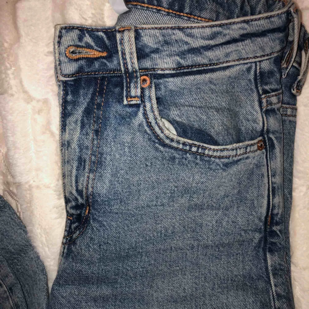 Highwaist slim fit denim jeans. Verkligen typ de snyggaste jeansen jag har. Har dock knappt använt dem pga jag insåg ganska snabbt de var fel storlek.💔 Ord pris var 500, buda gärna! passa på att köpa dessa för de kommer va de fräschaste jeansen.. Jeans & Byxor.