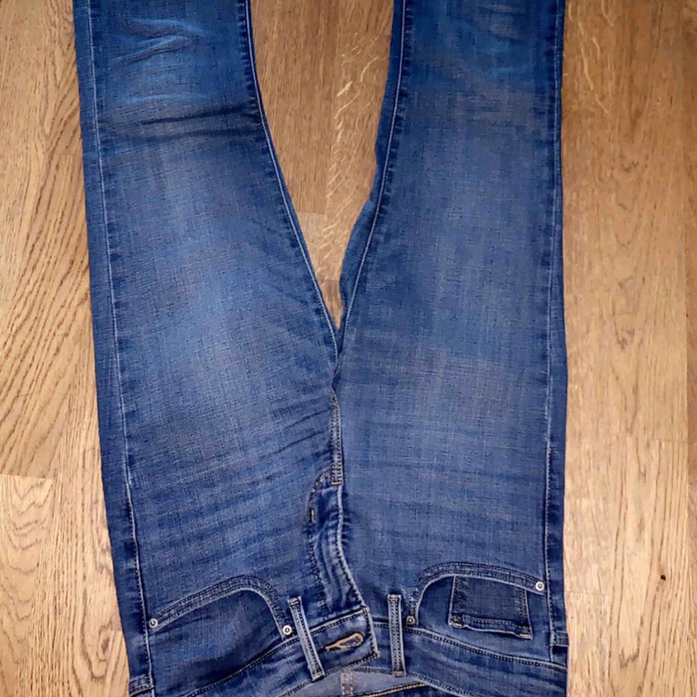 Levis jeans i storlek 27. Modell 315 shaping bootcut. Använda fåtal gånger. Pris går att diskutera så kom med bud:) . Jeans & Byxor.