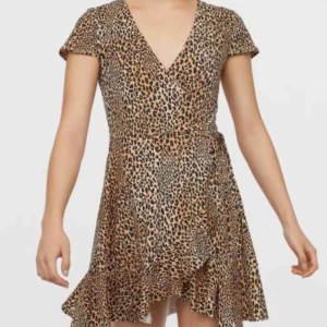  - Jag vill sälja mina fina omlottklänning i skönt material🐆.Perfekt till sommaren 👌🏽🌞