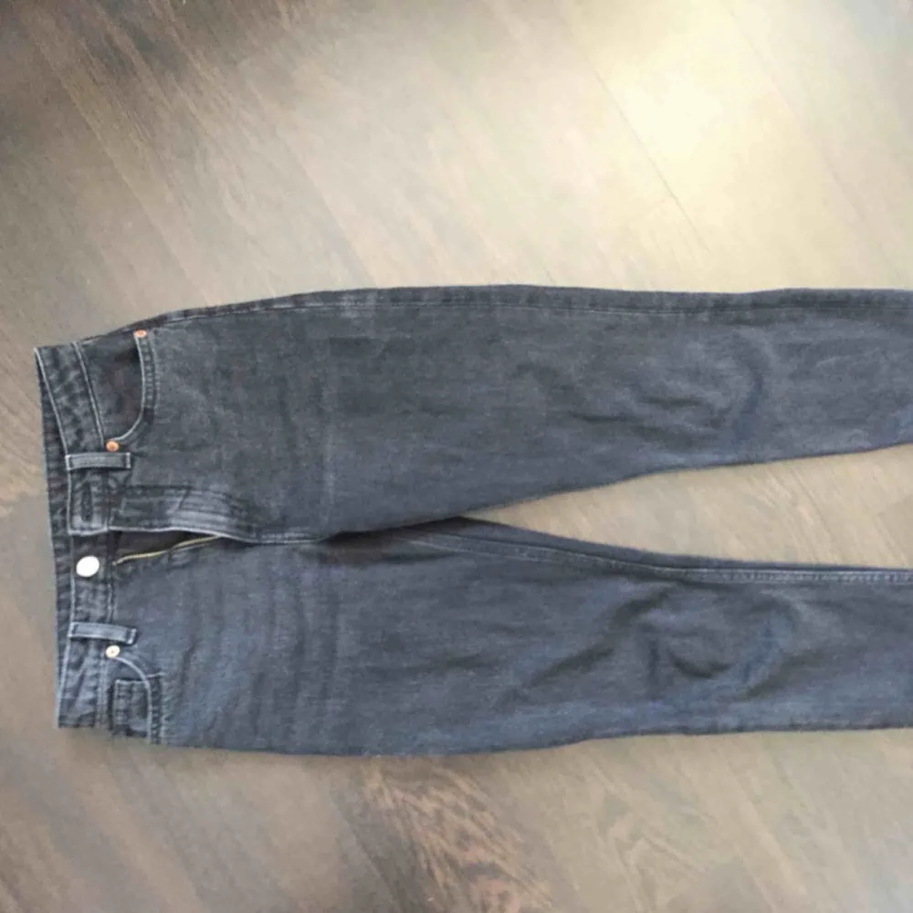Svarta/grå jeans i modellen kimomo från monki. Ca 68 cm i innerbenslängd. Kan mötas i Linköping eller frakta mot extra kostnad. . Jeans & Byxor.