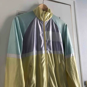  - En tracktop från Adidas. Storlek small, herr alt. medium, damstorlek. Skick: 7/10. Levereras nytvättad. Finnes på Södermalm, Stockholm. Kan postas men då står Du för frakten, (55kr). Mvh Marija & Nugget