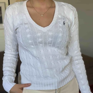  - Vit Ralph lauren tröja med mörkblå häst. Knappt använd!