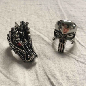  - Riktigt feta ringar! Råkade beställa fel storlek så de är för stora för mig:( I priset ingår frakten (49kr styck)