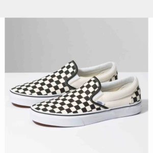  - Vans checkerboard använda kort EN gång! I perfekt skick, kommer i originalkartongen, betalar frakten vid SNABB affär! Storlek 38! Jättefina! 