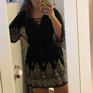  - Snygg klänning använd fåtal gånger!  Snyggt mönster som ändå inte är för mycket kan lätt kläds ner till en ”vanlig” dag och kläs upp till en fest! Snygg detalj ifrån som visar lite hud (frakt tillkommer) KÖP SÅÅ SNYGG