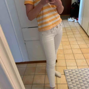  - Snygga vita, tighta jeans med guld detaljer från Miss RJ. Användas fåtal gånger. Så är i bra skick.  Storleken är 36/s. Priser är exklusive frakt. Går också att mötas upp om det är i närheten. 