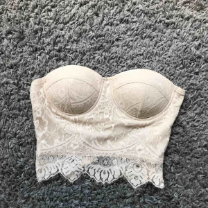  - Såå fint, somrigt spetslinne från Pull&Bear men som har för stora kupor för mina microbröst. Finns även axelband att sätta på! 