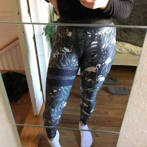  - Träningstights från Stronger, jätte bra kvalitet, så snyggt mönster och sparsamt använda!!!! ÄLSKAR DOM HÄR men trivs inte i mönstrat :( Fraktkostnad tillkommer.