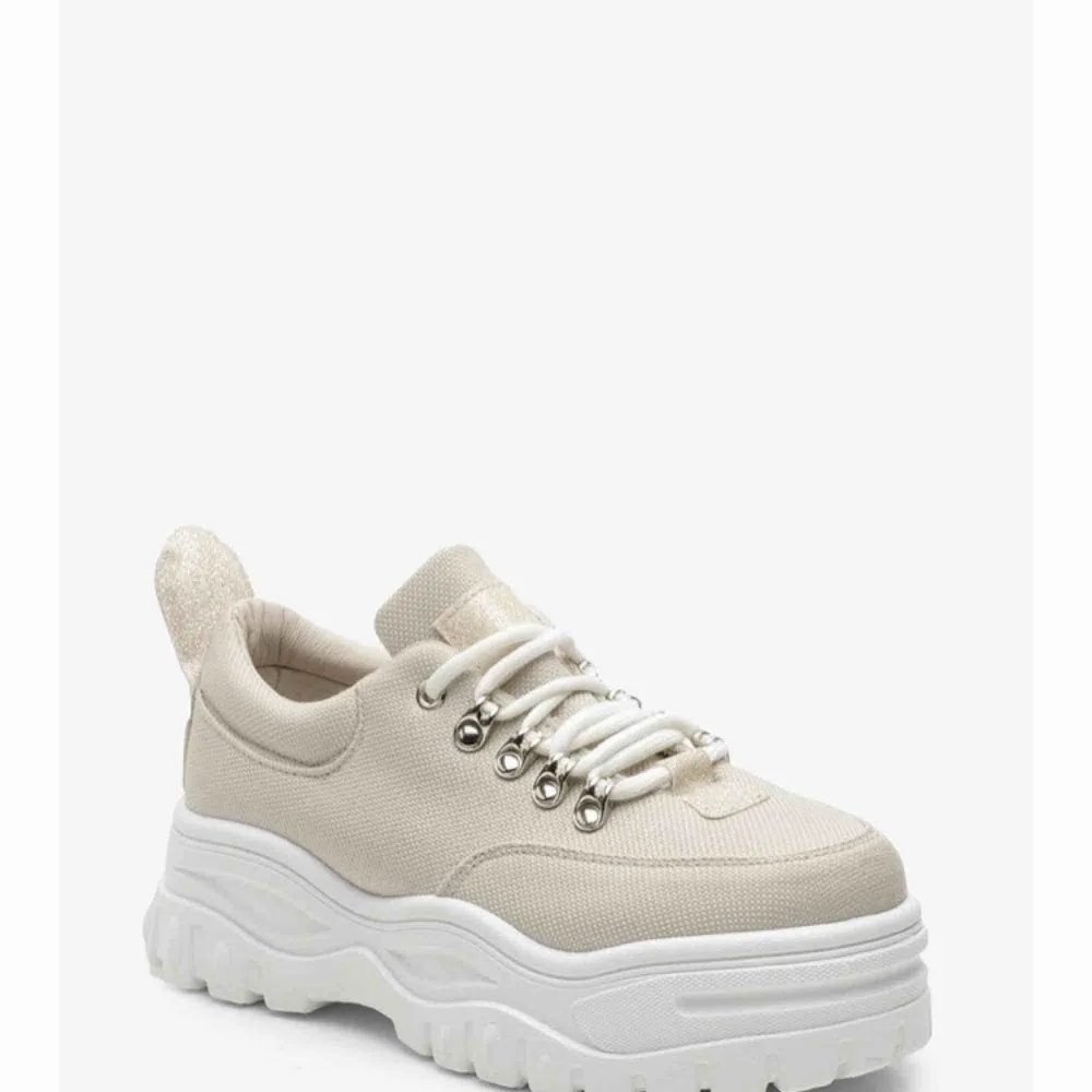 Chunky Hiker Trainers, HELT NYA! Ljusbeige med vita sulor och beiga glitterdetaljer. Säljer endast pga fel storlek för mig. Har bara provat ena skon.. Skor.