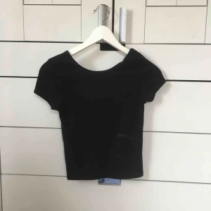  - Tight fin t-shirt som går lite nedanför midjan. Den är ganska låg i ryggen.