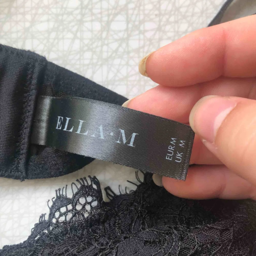 Bralette från Lindex, köpt ca 2017 men sällan använd då den inte passar mig bra. Lace som går ner till slutet av revbenen.  . Toppar.