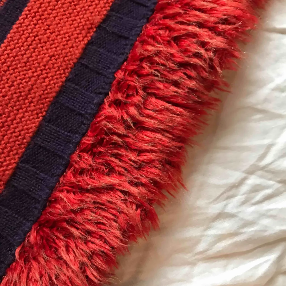 💌Frakt ingår! 💌 Korallröd vintage stickad tröja från Betty Barclay köpt i Frankrike • storlek 42, passar även 36/38/40 • jättegullig fluffig detalj. Tröjor & Koftor.
