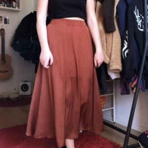 - En helt oanvänd jättefin orange långkjol köpt förra sommaren. 🧡