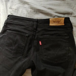  - Svarta tajta Levis jeans. Väldigt fint skick. Inga slitningar eller liknande. Säljes endast pga att de är för små för mig. 200 kr inklusive frakt. 🌟 Kan även tänka mig byte 🥰