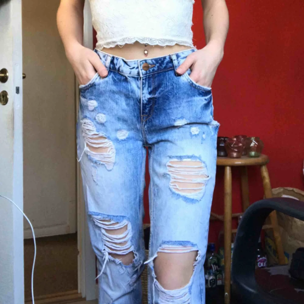 Snygga boyfriend jeans med hål. Endast använda några gånger. Strl W26😊 Nypris 599kr. Jeans & Byxor.