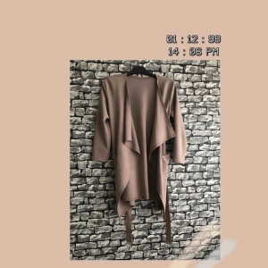  - En nude färgad tunn kappa från missäy. Har använt den ett par gånger. För fler bilder det går bra att fråga :) Frakt förekommer. Kan mötas upp i Göteborg.