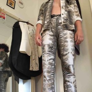  - Detta extremt coola set köptes på instagram från ”Matilda Wahl” (dumpa din kille Matilda) och har fått förgylla min garderob sen dess. Nu tänker jag att det coola setet ska få bäras av någon annan! 