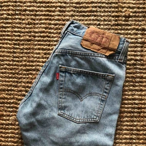  - Levis 501, storlek 28, avklippta nedtill. Möts upp i Sthlm eller skickar mot fraktkostnad!