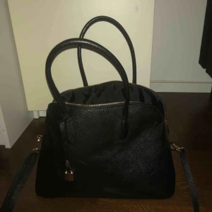  - Skit fin väska från HM, har knappast använt den. Väskan är väldigt stor och har flertals fack inuti 