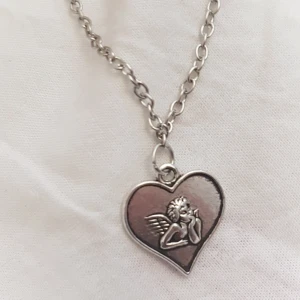  - Superfint halsband med skyddsängel på hjärtformad berlock. 