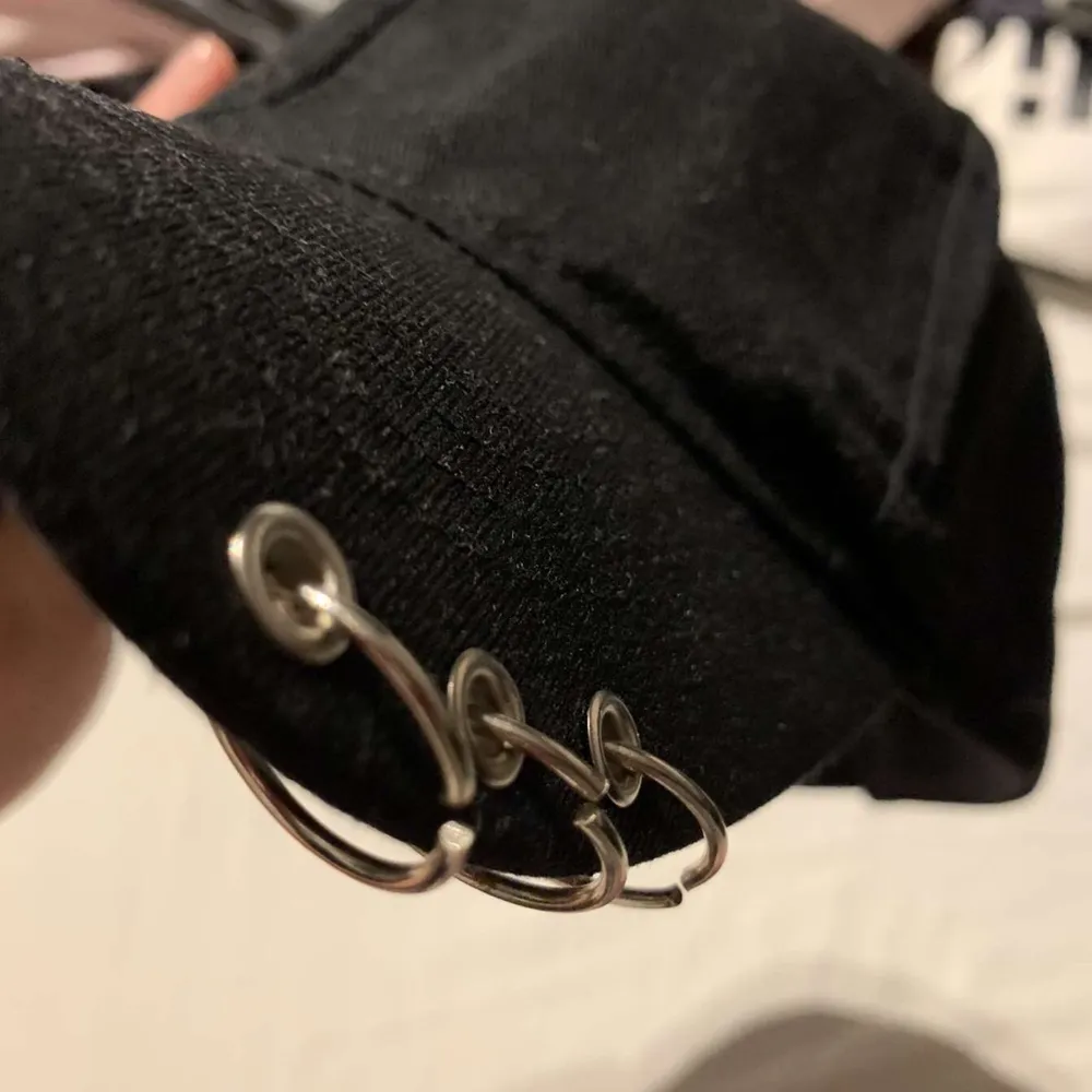 Cool keps med metallringar på ena sidan av skärmen. Skriv bud⚡️. Accessoarer.