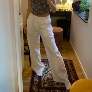 Vita byxor  - Vita snygga byxor som liknar linnebyxor. Köpta i Spanien och aldrig använt de, därför är de i väldigt fint skick. Skriv om ni är intresserade💗