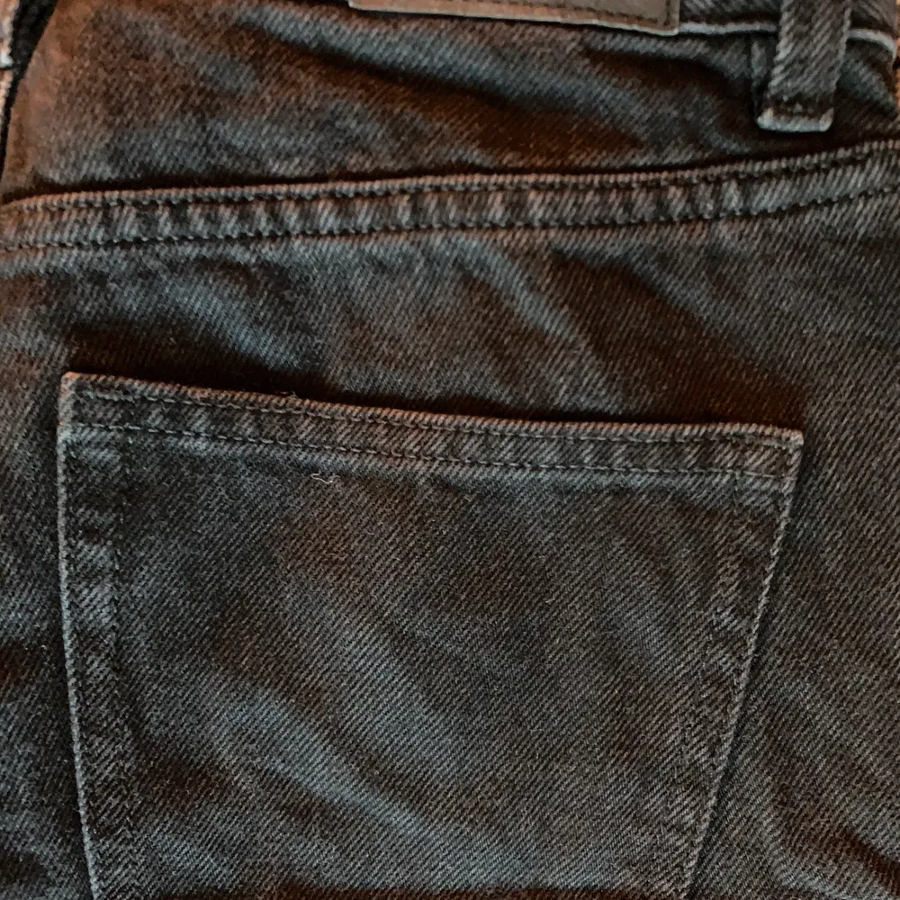 Svarta jeans från Monki i modellen Yoko. Använda ett fåtal gånger men fint skick! Jag bjuder på frakt (frimärken), fråga gärna vid eventuella frågor ☺️💞👍🏽. Jeans & Byxor.