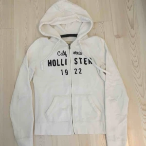  - Vit hoodie från Hollister i storlek S men liten i storleken så mer som en XS Finns i Linköping eller skickas mot fraktkostnad🌸