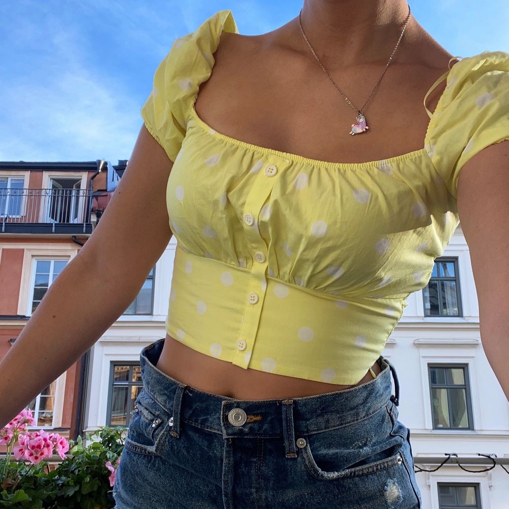 Trendig och somrig topp från Zara som även går att ha som off shoulder, så fin och superskön!💛 Använd fåtal gånger, köptes för 299:-. Toppar.