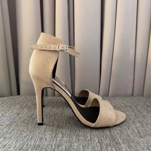 Beiga klackar - Beiga klackar, helt oanvända 🤍🤍🤍  Storlek 37, klackhöjd 10 cm Säljer även i svart