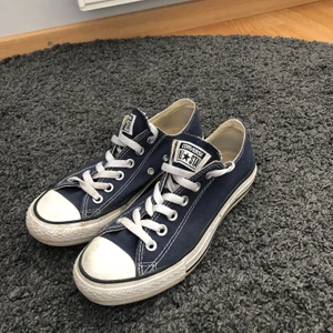 Marinblåa Converse - Fräscha Converse i marinblå färg.