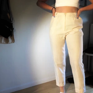Kostymbyxor - Kostymbyxor i bra skick, köpt i vintage butik🌺