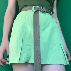 Grön kjol - Super snygg krön kjol med fickor och skjort under. Köparen står för frakten 