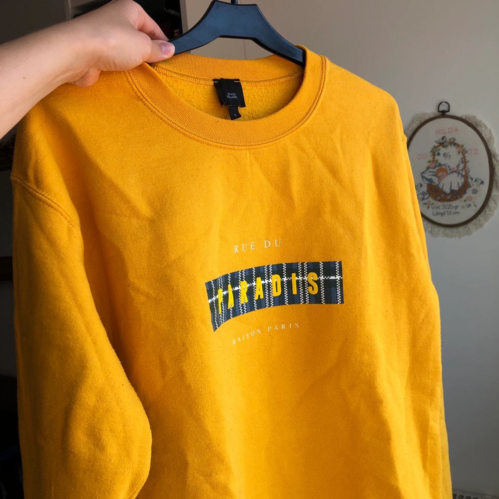 Sweatshirt med tryck, köpt på river island. Den är herrstorlek S och färgen syns bäst på andra bilden. Köparen står för frakt💓 . Tröjor & Koftor.