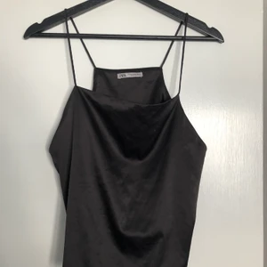 Svart linne - Fint svart satin linne. Tunna band. Från zara. Mycket fint skick.