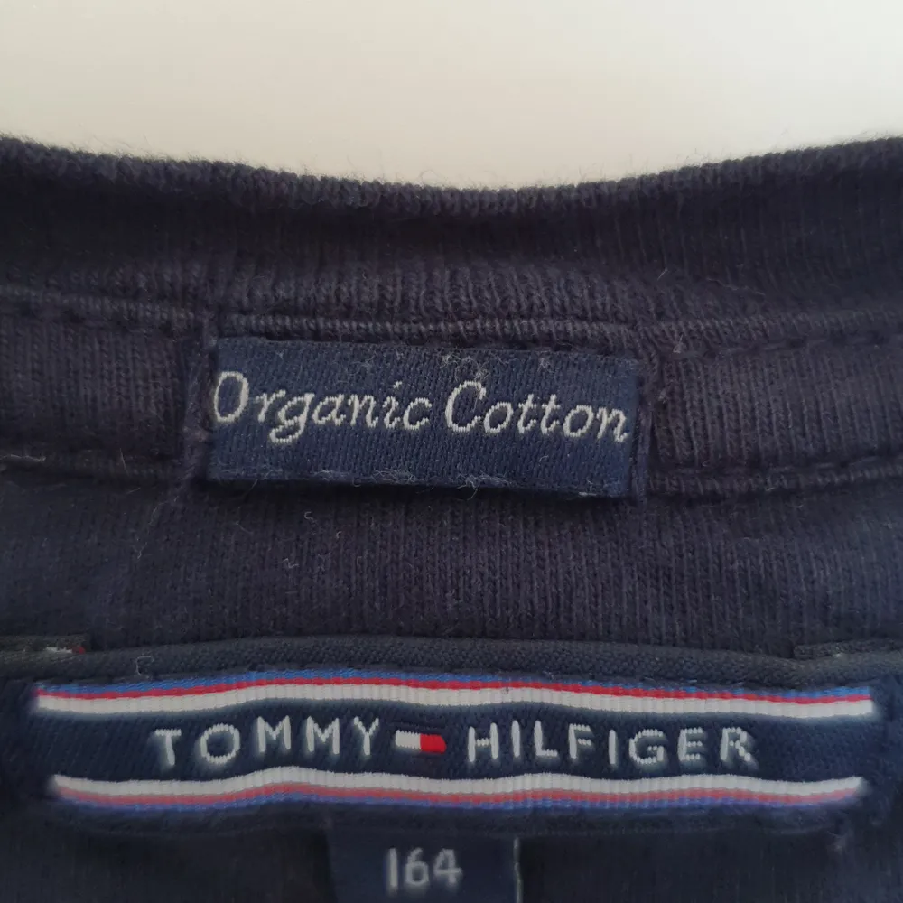 Tommy helfiger t'shirt orginall pris 699 kr Mitt pris 300 kr + frakt . T-shirts.