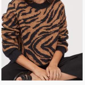 zebra tröja från h&m (lånad bild, men ser likadan ut irl) nypris 250 mitt pris 160 