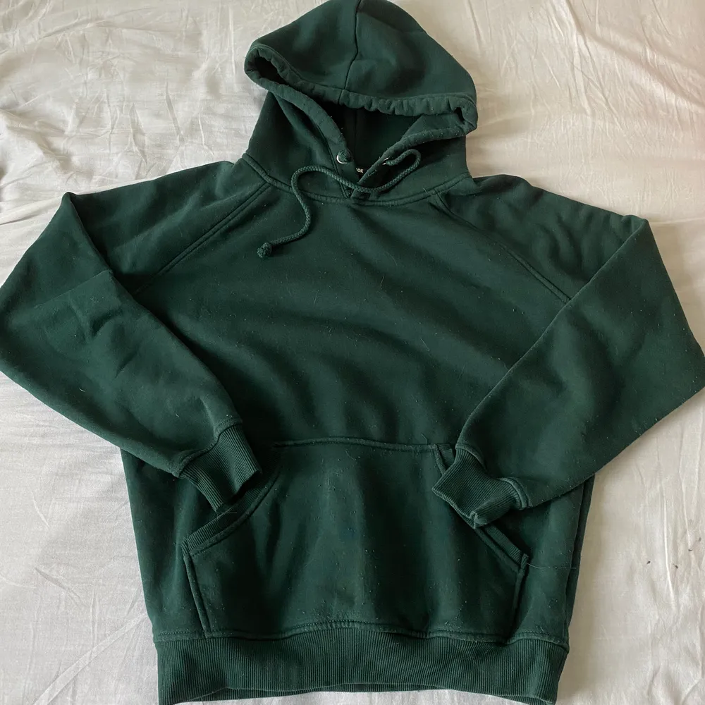 Mörk grön hoodie ifrån bikbok, storlek XS. 80kr eller bud!🌸. Tröjor & Koftor.
