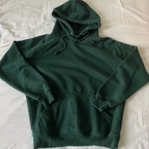 Hoodie  - Mörk grön hoodie ifrån bikbok, storlek XS. 80kr eller bud!🌸