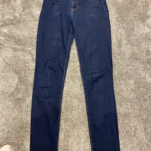 Levis 721 High Reise Skinny jeans i storlek 24. Är i väldigt bra skick. 350 kr +frakt 