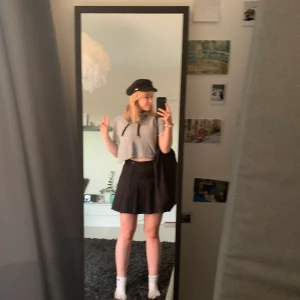 Hm hoodie st M! - Nästan helt oanvänd. Legat i garderoben ett tag men bra skick. Korta ärmar vilket ger en väldigt cool känsla.💖