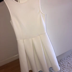 Vit sommarklänning  - Kortare cocktailklänning. Öppen rygg, och har en perfekt passform. Storlek XS. Använt endast 1 gång. I