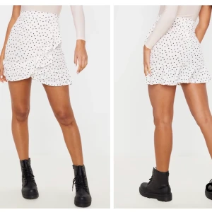 Prickig sommarkjol  - En jättefin vit prickig sommarkjol från PLT som jag råkade beställa två av. Är i en UK size 8 som passar mig som normalt har en S perfekt. Skriv för mer bilder och Köparen står för frakt<3