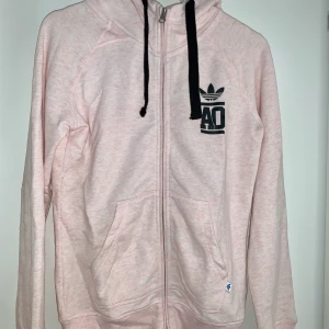 Ljusrosa kofta från Adidas knappt använd  - Ljusrosa adidaskofta i bra skick. Storlek S. Frakt tillkommer. 