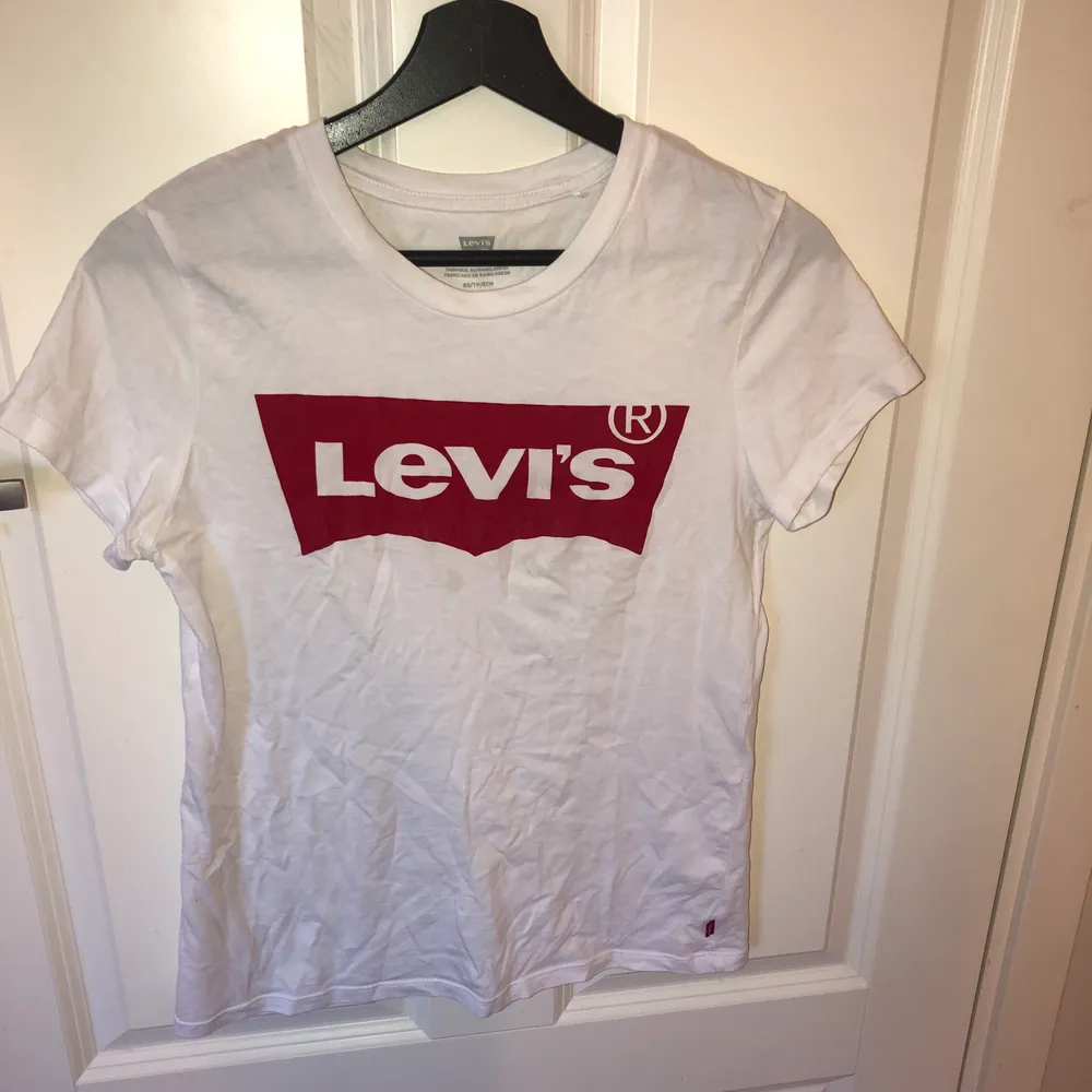 Levis tshirt, använd några få gånger. Säljer då jag fick i present och inte kommer använda.. Skjortor.