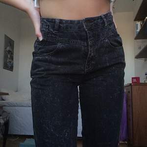 Högmidjade svarta/vitspräckliga jeans. Bra kvalite och superfina i midjan! I midjan är storleken 27 och längden är 32. Skriv om du vill ha mer detaljer!