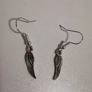 Örhängen vingar - Egengjorda örhängen med vingar som motiv 💞 50kr inklusive frakt