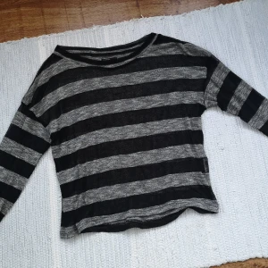 Mesh tröja  - ⚡ Grunge-aktig mesh tröja. Stl XL men även snygg oversize. Finns en mini fläck på den,annars rätt fin. L 53. B 52x2.  60kr pp 22kr