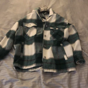 Jacka från zara - Säljer denna knappt använda jacka från zara i storlek xs, den är oversized och passar xs-m beroende på hur man vill att den ska sitta